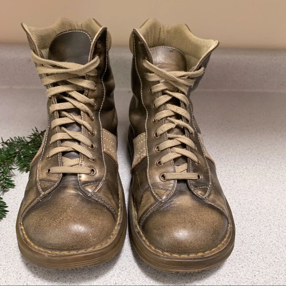 DR. MARTEN’S tan and brown leather boots, 7_3